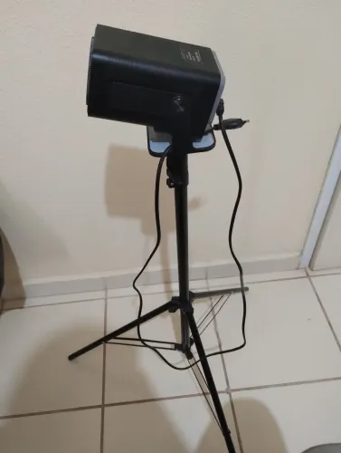 Vendo projetor usado com menos de 6 meses de uso com tripé