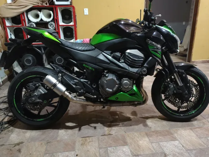 Kawazaki Z800 novíssima com 28 mil km.