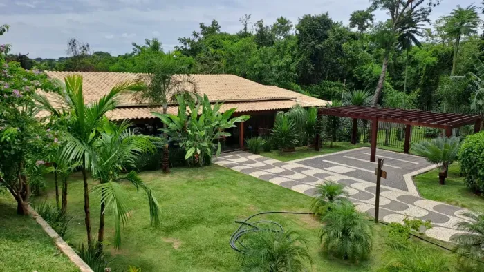 Chácara de 1.625m2 com casa seminova: sala, varanda, 02 suítes, cozinha, área de serviço,