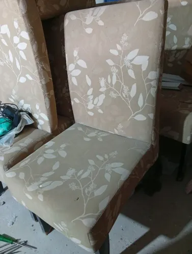 Cadeiras estofadas usadas