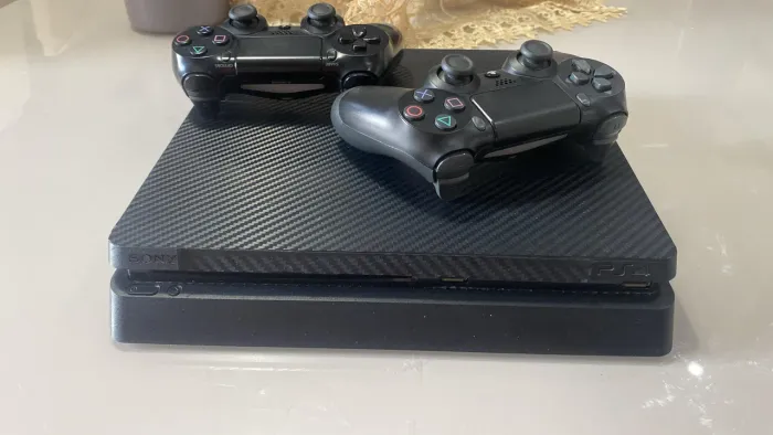 PS4 lacrado nunca aberto mais 2 controles e jogos?