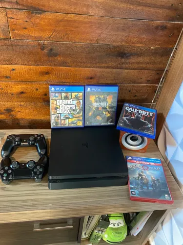 Ps4 Slim 1TB de armazenamento nunca aberto antes, 2 controles,5 jogos