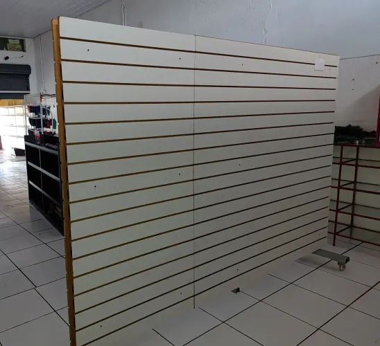 Painel Canaletado para Loja + 149 ganchos - Excelente estado
