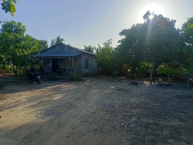 VENDE-SE TERRENO COM CASA E ESTRUTURA PARA CRIAÇÃO DE ANIMAIS NO RAMAL DO BONITO - KM 17<br>