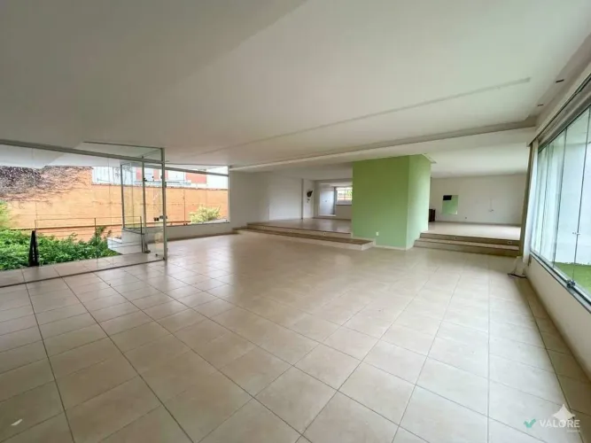 Excelente casa de 7 quartos e 6 vagas à venda no Vila Paris