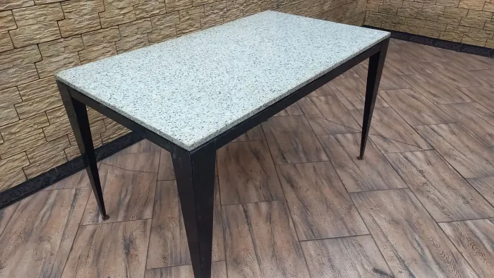 Entrego: Mesa de cozinha com tampo de granito ussda