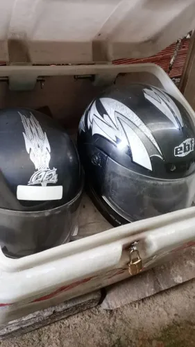 2 capacete e um baú de 80 litros 