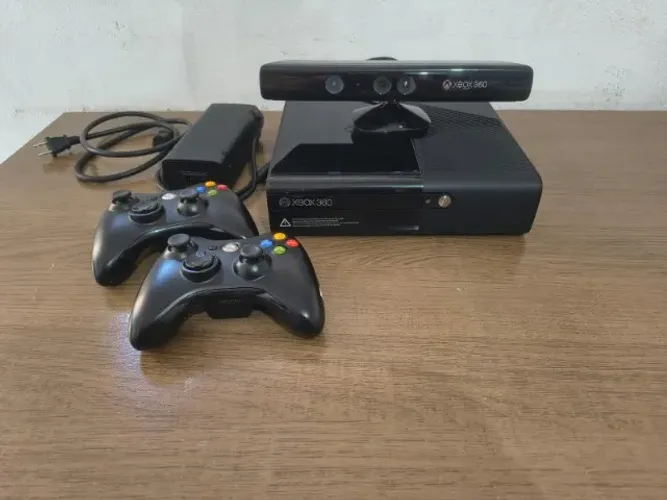 Xbox 360 Desbloqueado 250GB (memória adicional) + Kinect + 2 Controles + 20 Jogos
