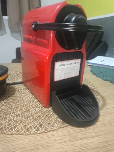 Cafeteira Nespresso Essenza Mini - Vermelha - Excelente estado