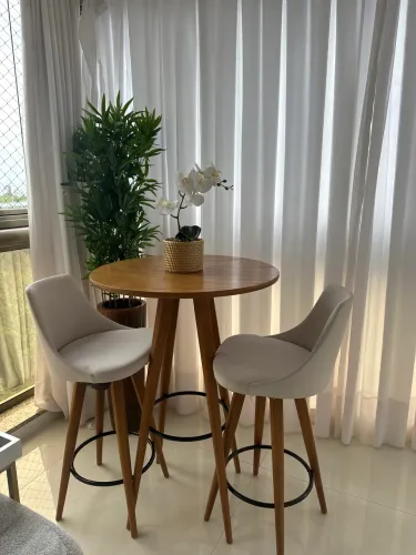 Conjunto bistrô de madeira com 2 banquetas estofadas- excelente estado