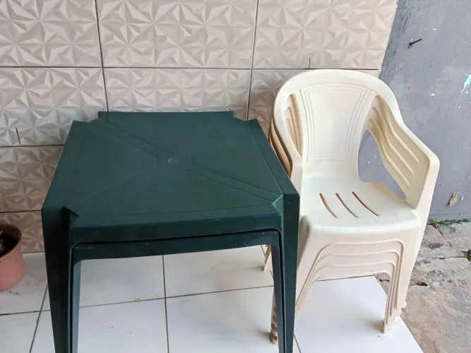 Vendo 02 jogos de mesas/bar, $ 180,00 cada