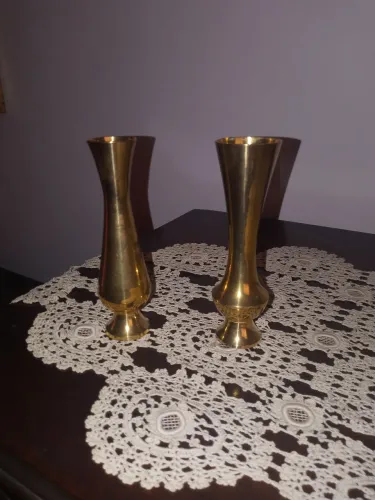 Jarras de metal amarelo , são duas.