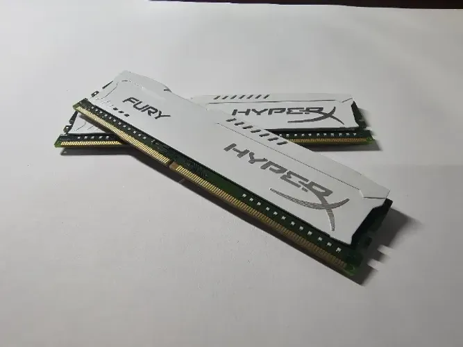 Kingston 16GB DDR4 (kit 2x8GB) com dissipadores HyperX Fury brancos