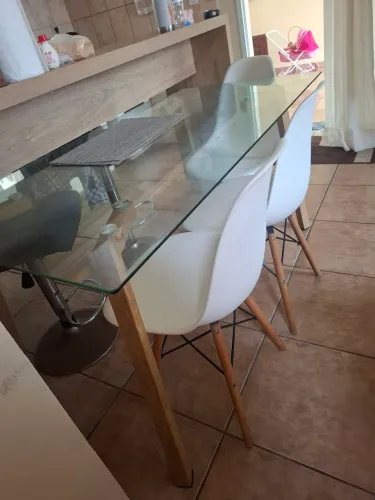 Vendo mesa de vidro com 4 cadeiras