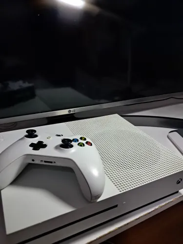 Xbox One S 1TB + 2 controles originais + Jogo