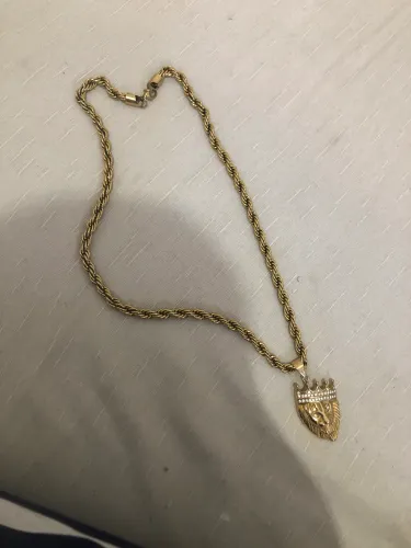 Cordão banhado a ouro, super estiloso e acompanhado de um pingente