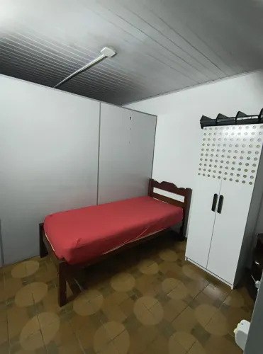 Aluga-se quarto em república