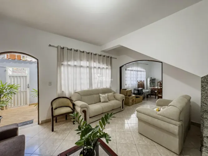 Casa a venda com 2 Dormitorios sendo uma Suite, 4 Banheiros, Sala, Cozinha, Garagem para 3
