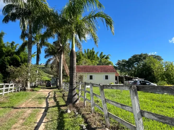 Sítio com lago e duas casas em Carmo de Minas MG