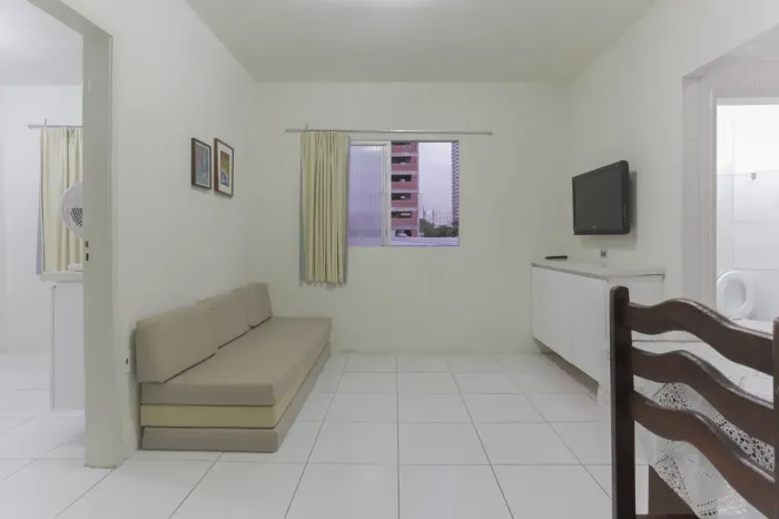 Apartamento 31 A - defrente, mobiliado, pertinho da praia, com sala e quarto