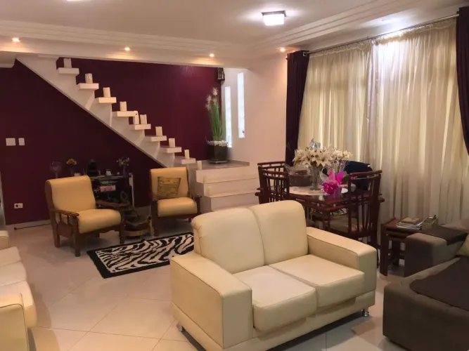 Sobrado no Campo Grande com 268m², piscina e 3 dormitórios