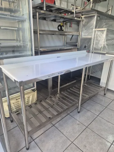 MESA COM CHAPA DE POLIETILENO 