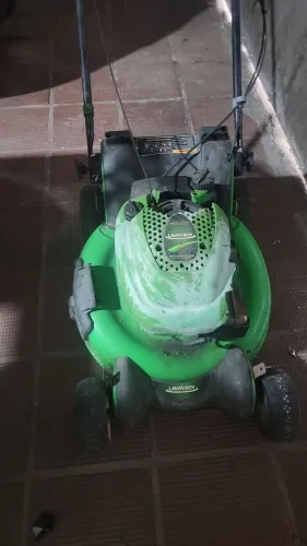 Cortador de grama com acelerador