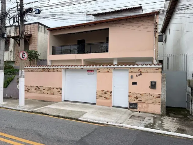 Casa no Centro com 2 quartos espaçosos com suíte para locação .