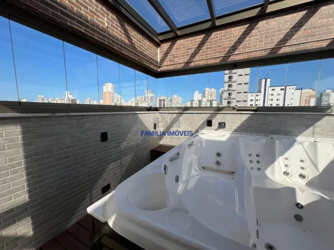 Sobrado para alugar com quatro quartos no Campo Grande em Santos/SP