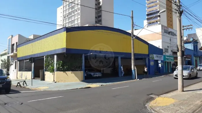 Galpão à venda no Centro de Ribeirão Preto.
