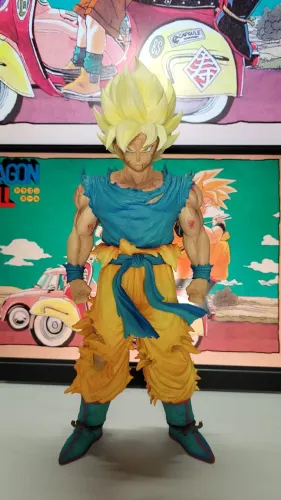 Figure Goku Super Saiyajin 28cm - Battle Damaged camisa azul  - EXCLUSIVO! 