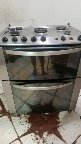 Vende-se fogão de 5 bocas pegando apenas 2 bocas , e tem dois fornos