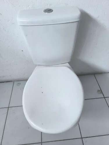 Vendo Vaso sanitário com caixa acoplada.