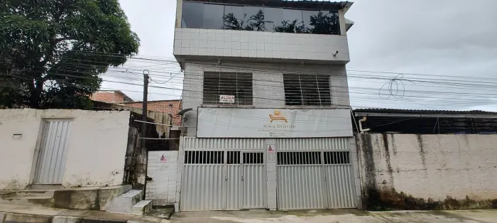 CASA NO BARRO, 1°ANDAR, TRÊS QUARTOS SENDO UMA SUÍTE.