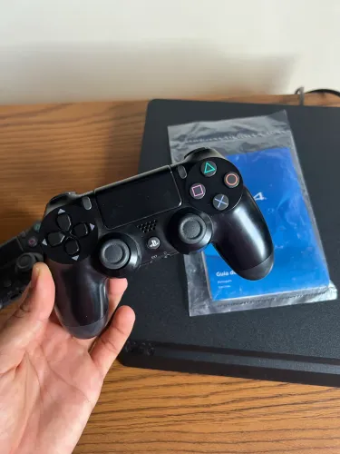 PS4 slim com lacre + 2 controles
