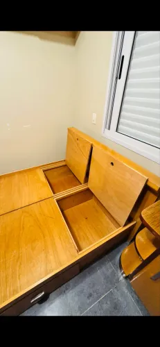 Cama de casal. Com 2 baús e 4 gavetas.
