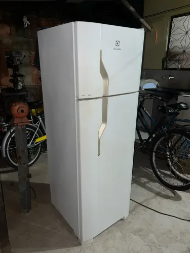 VENDO GELADEIRA FUNCIONANDO PERFEITAMENTE ?