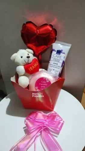 Cesta cachepô com ursinho, creme para mãos e sabonete