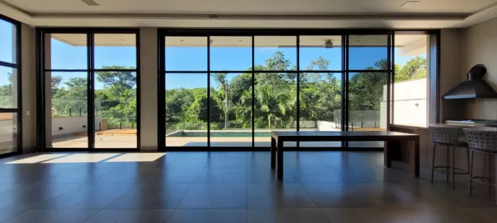 Casa em condomínio - 4 Suítes - Venda - Arara Vermelha