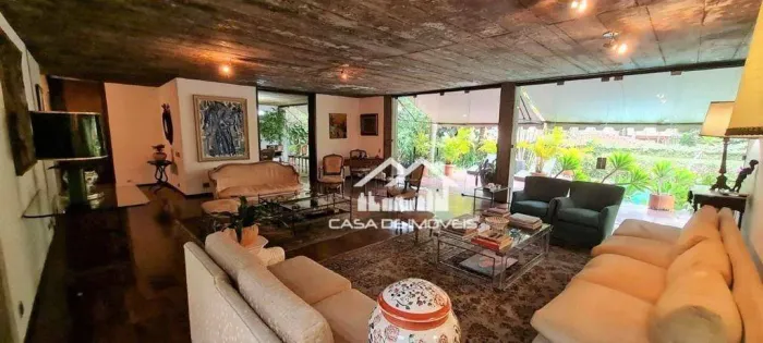 Vende ou aluga casa com piscina no Jardim Guedala.