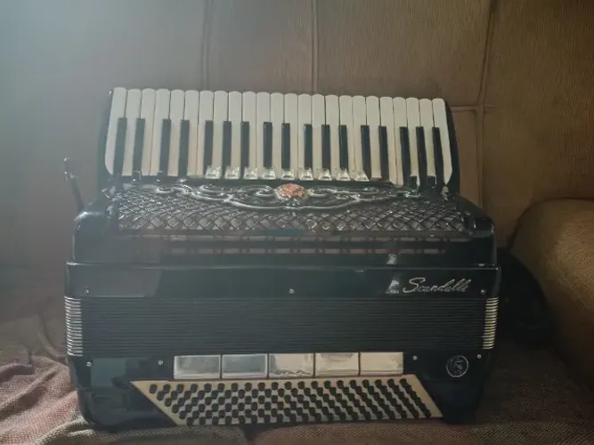 Acordeon scandalli 120 baixos quarta e quinta de voz
