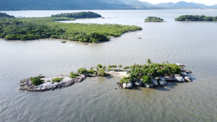ILHA DA MURTA BAIA DA BABITONGA SÃO FRANCISCO | 220 M² CONSTRUÍDOS | ÁREA TOTAL 3.560 M²