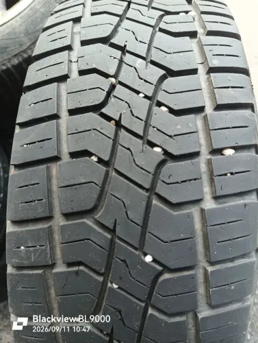 Um pneu seminovo 205/60/16 Pirelli