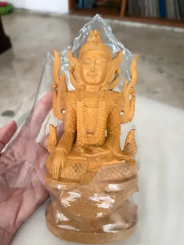 Linda estátua de Buda em Sândalo