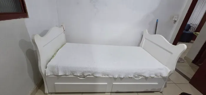 Cama provençal (solteiro) com gaveta e cama auxiliar.