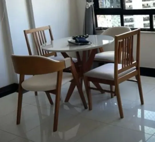mesa com 4 cadeiras, redonda 90cm de madeira