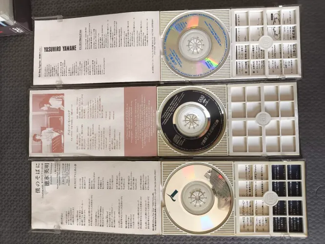 CDs de música japonesa década de 90