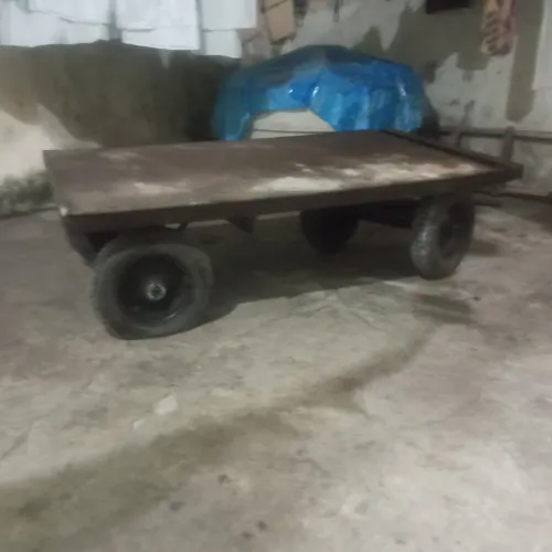Carrinho com 4 pneus