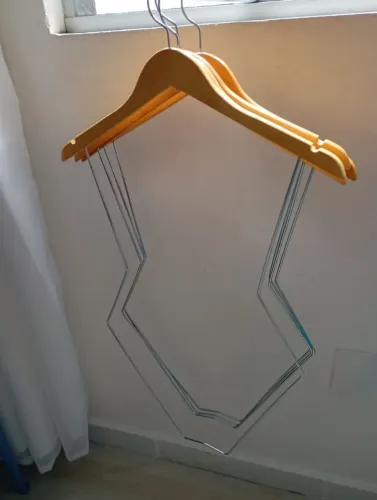 Cabides silhueta de luxo em acrílico prata e rosê com bojo