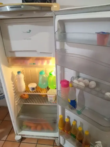 Vende se geladeira muito boa gelo seco 